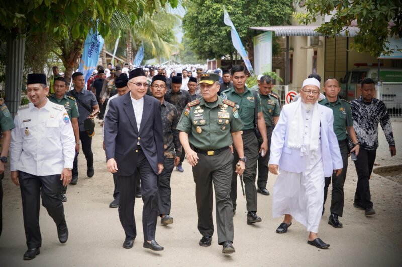 Mayor Jenderal TNI Niko Fahrizal, M.Tr.(Han), melaksanakan kunjungan ke salah satu lembaga pendidikan ternama di Provinsi Aceh, yaitu Dayah Jeumala Amal, yang terletak Jalan Iskandar Muda, Desa Lueng Putu, Kecamatan Bandar Baru, Kabupaten Pidie Jaya Rabu (6/8/2025).