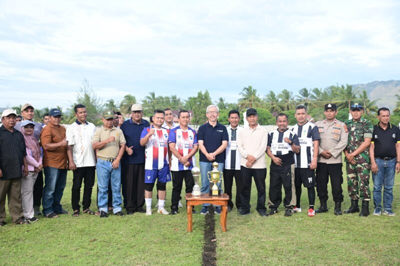 Foto bersama pada pembukaan turnamen sepakbola se-Kecamatan Lhoknga dan Leupung dalam rangka Pekan Olahraga SBA Tahun 2025, di Lapangan Sepakbola Sri Musim, Lampuuk, Kecamatan Lhoknga, Kabupaten Aceh Besar, Jumat (8/8/2025). FOTO/ MC ACEH BESAR
