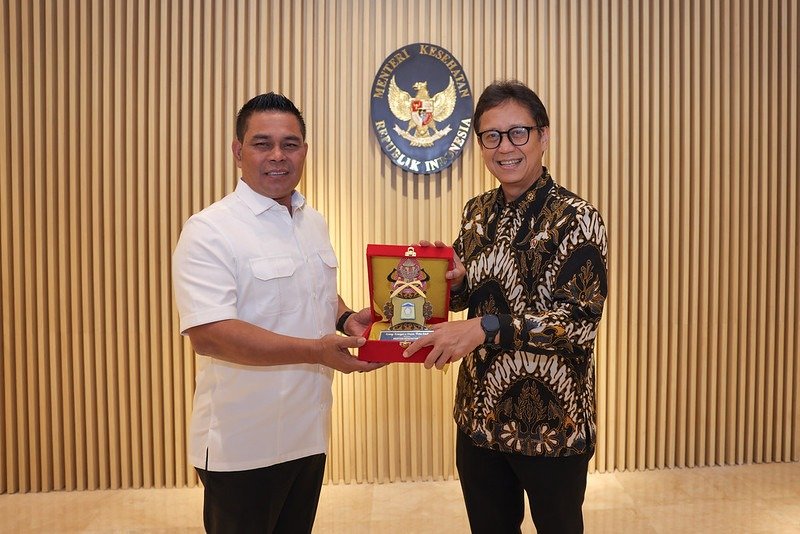 Bupati Aceh Besar, muharram Idris menyerahkan cindera mata kepada dengan Menteri Kesehatan Republik Indonesia Budi G. Sadikin saat audiensi di Kantor Kementerian Kesehatan, Jakarta, Jumat (08/08/2025). FOTO/DOK PEMKAB ACEH BESAR