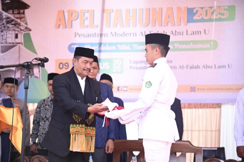 Wakil Bupati Aceh Besar Drs Syukri A Jalil menyerahkan bendera pada Apel Tahunan Pekan Perkenalan Khutbatul 'Arsy Pesantren Modern Al-Falah Abu Lam U, di Gampong Lamjampok, Kecamatan Ingin Jaya, Aceh Besar, Sabtu (09/08/2025).
FOTO/MC ACEH BESAR