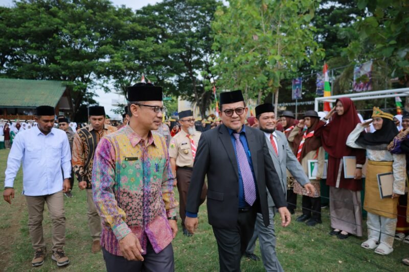 Staf Ahli Bupati Aceh Besar, Adi Darma SPd MPd, menghadiri apel tahunan Pesantren Modern Al Manar di Kecamatan Krueng Barona Jaya, Aceh Besar, Minggu (10/8/2025). FOTO/ MC ACEH BESAR