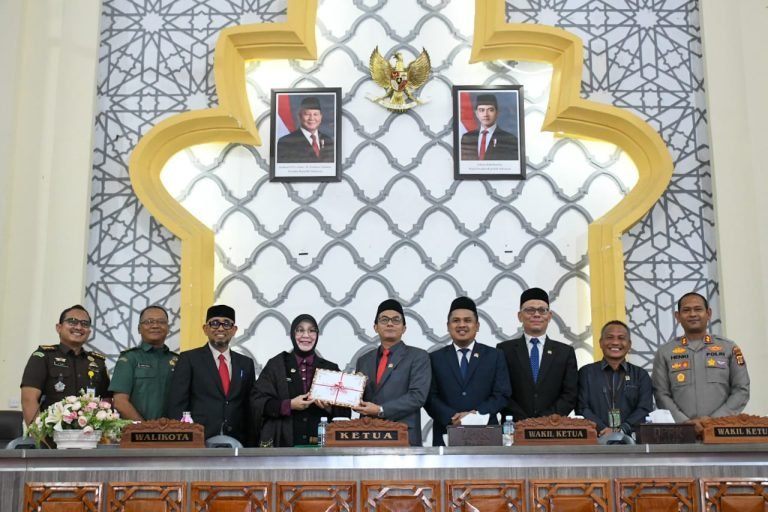Dokumen tersebut diserahkan langsung oleh Wali Kota Illiza kepada Ketua DPRK Banda Aceh Irwansyah pada rapat paripurna di gedung dewan setempat, Senin, (11-08-2025).