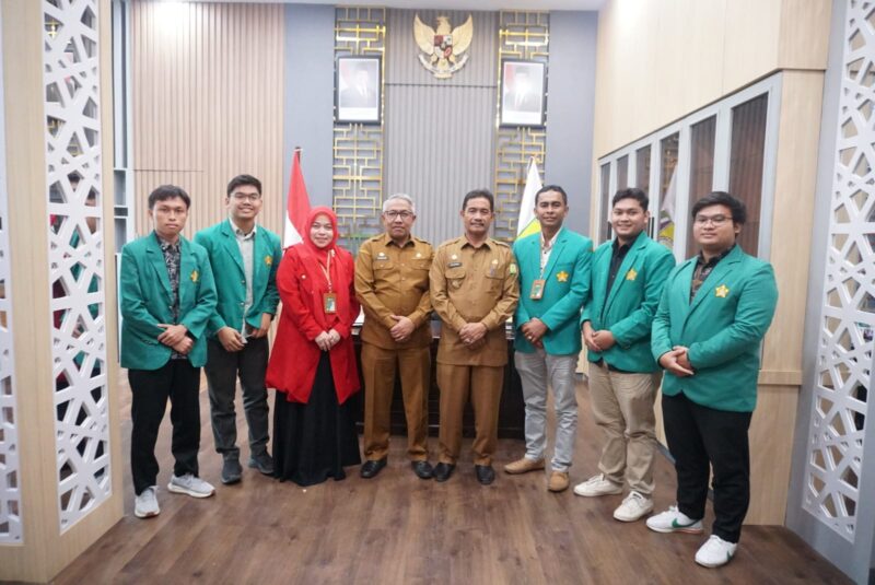 Wakil Bupati Aceh Besar Drs. H. Syukri A Jalil didampingi Asisten I Sekdakab Farhan AP foto bersama usai menerima audiensi Dekan dan mahasiswa Universitas Syiah Kuala (USK), di Ruang Kerja Wakil Bupati, Kota Jantho, Aceh Besar, Senin (11-08-2025).