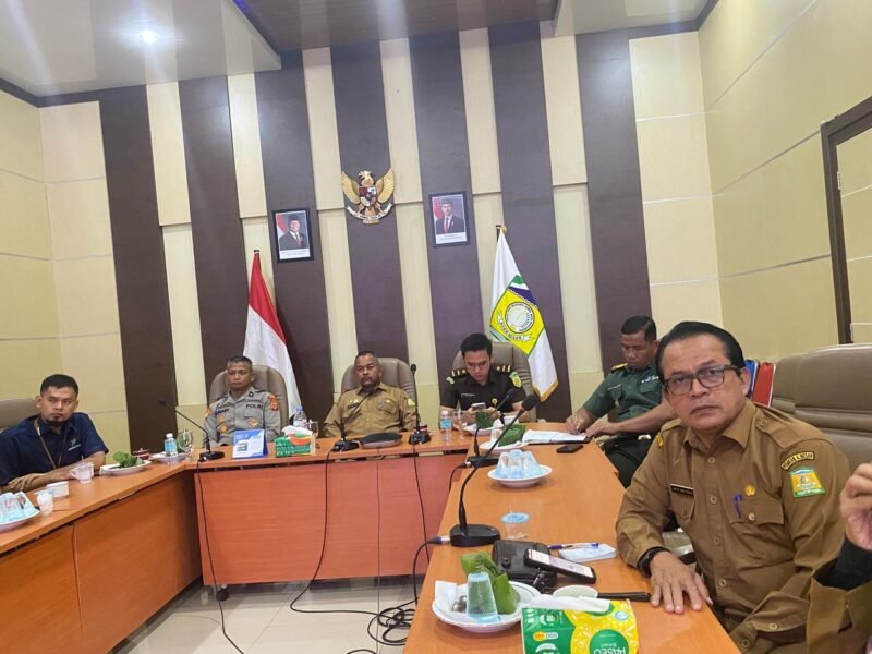 Asisten II Sekdakab Aceh Besar Ikuti Rakor Inflasi bersama Mendagri Secara Virtual dari Aula Sanusi Wahab Kantor Bupati Aceh Besar di Kota Jantho, Senin (11-08-2025).
FOTO/MC ACEH BESAR