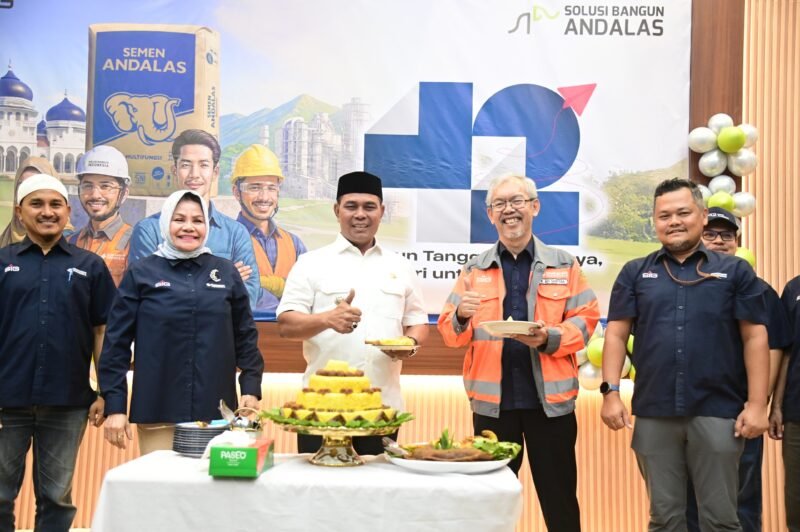 Bupati Aceh Besar, H. Muharram Idris atau yang akrab disapa Syech Muharram, memotong kue saat menghadiri peringatan Hari Ulang Tahun (HUT) ke-42 Semen Andalas yang digelar di Andalas Hall PT Solusi Bangun Andalas (SBA), Lhoknga, Aceh Besar, Selasa (12/8/2025). FOTO/MC ACEH BESAR
