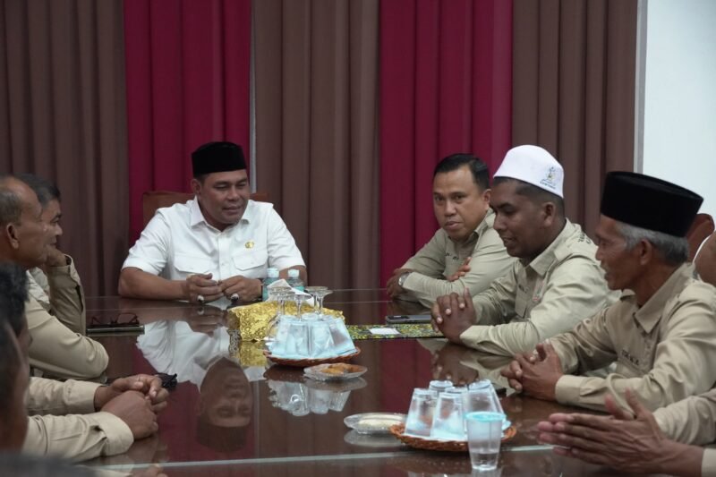 Bupati Aceh Besar Muharram Idris menerima audiensi Pengurus DPD Tani Merdeka Aceh Besar di Dekranasda, Gani, Ingin Jaya, Selasa (12/08/2025).
FOTO/MC ACEH BESAR