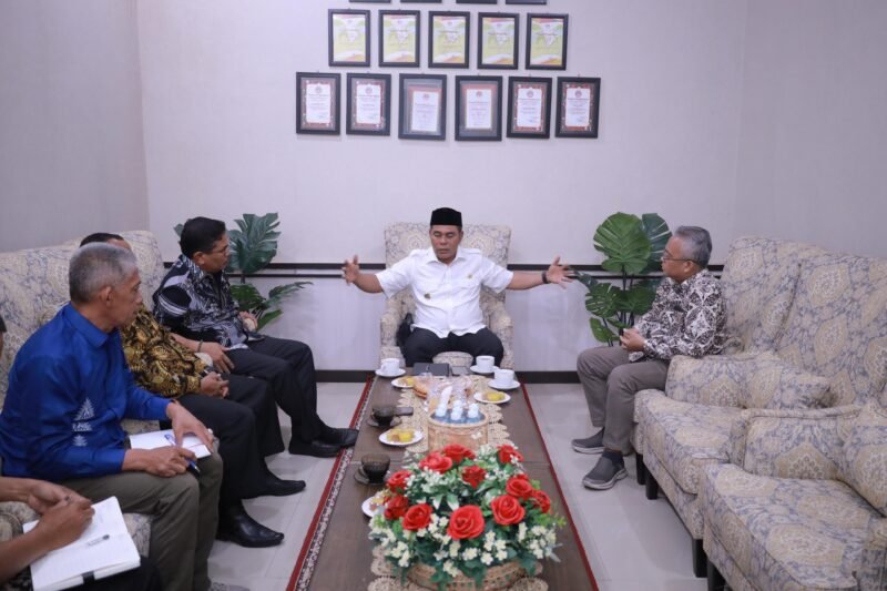 Bupati Aceh Besar, H. Muharram Idris menerima kunjungan Direktur Pencegahan Dampak Lingkungan Kebijakan Wilayah dan Sektor, KLHK RI Widhi Handoyo, SKM., MT di Gedung Dekranasda Aceh Besar, Kecamatan Ingin Jaya, Kamis (14/8/2025). FOTO/PROKOPIM ACEH BESAR