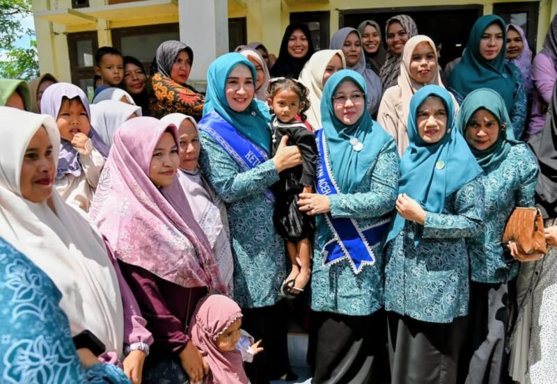 Ketua Forikan Aceh Besar, Hj. Rita Mayasari, menyambut kedatangan Ketua Forikan Aceh Marlinan Usman pada acara pembagian ikan di Gedung UDKP Kantor Camat Montasik, Aceh Besar, Kamis (14/08/2025). FOTO/MC ACEH BESAR