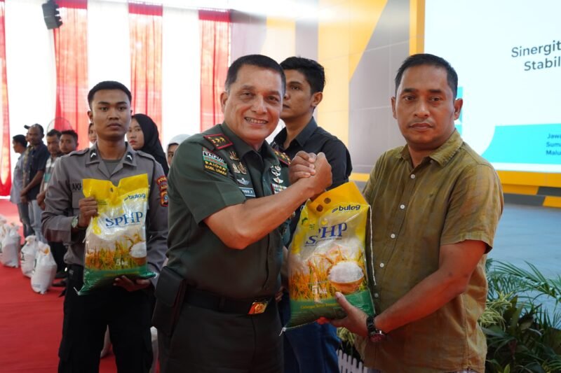 Jenderal TNI Niko Fahrizal, M.Tr.(Han)., didampingi Kabekangdam IM, Kapendam IM, Pamen Ahli Bidang Ekonomi, serta Waaster Kasdam IM, menghadiri kegiatan Zoom Meeting pelaksanaan Launching Gerakan Pangan Murah yang digagas Kepolisian Negara Republik Indonesia (Polri) bekerja sama dengan Perum Bulog. Kegiatan ini berlangsung di Aula Gedung Meuligoe Mapolda Aceh pada Kamis (14/8/2025).