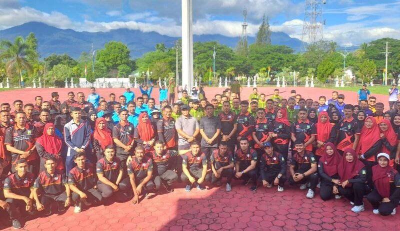 Sekda Aceh Besar, Bahrul Jamil SSos MSi membuka kegiatan senam bersama guru-guru Pendidikan Jasmani Olahraga dan Kesehatan (PJOK) SD dan SMP se-Kabupaten Aceh Besar, di Halaman Kantor Bupati Aceh Besar, Kota Jantho, Kamis (14/8/2025). FOTO/DOK DISDIKBUD ACEH BESAR