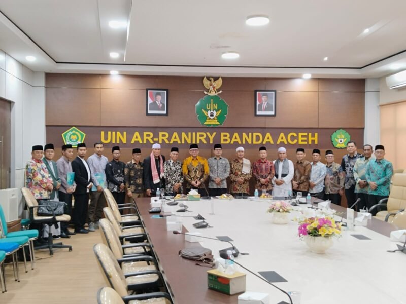 Keputusan ini diserahkan Sektretaris Direktur Jenderal Pendidikan Islam kepada pimpinan 4 PTKIS, di Aula Biro UIN Ar-Raniry, Selasa (15/8/2025).