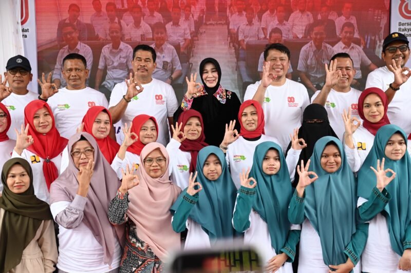 Staf Ahli Pemkab Aceh Besar Ir Makmun MT foto bersama seusai acara Sosialisasi Pemilahan Sampah dan Perencanaan Balai Penanataan Bangunan kawasan Aceh di Gedung BIP2D, Gamping Lamsayeun, Kecamatan Ingin Jaya, Aceh Besar, Sabtu (16/08/2025). FOTO/MC ACEH BESAR