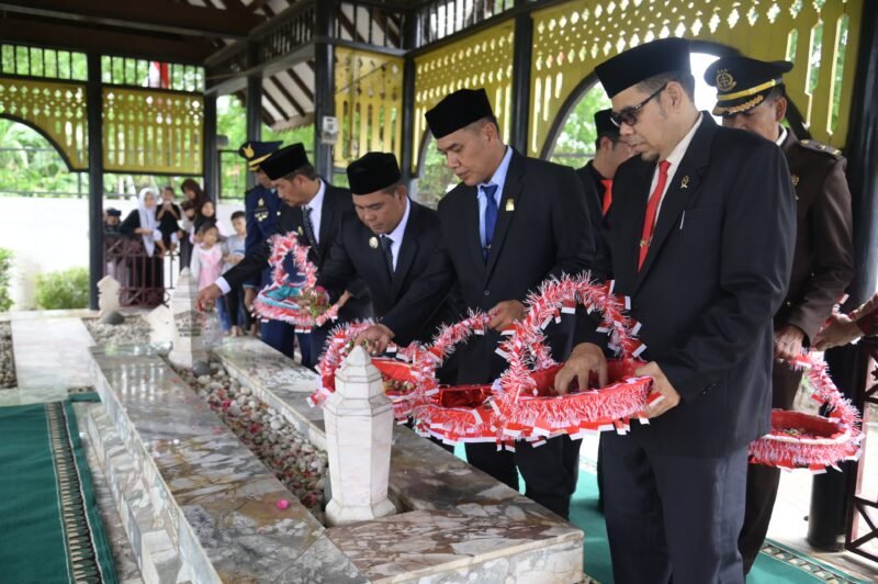 Bupati Aceh Besar, H. Muharram Idris (Syech Muharram), bersama unsur Forkopimda melakukan upacara ziarah makam dan tabur bunga di Makam Pahlawan Nasional Teuku Nyak Arief, Gampong Lamreung, Kecamatan Krueng Barona Jaya, Aceh Besar, Sabtu (16/8/2025).
FOTO/ MC ACEH BESAR