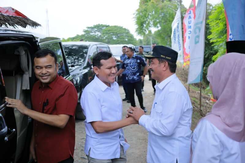 Wakil Bupati Aceh Besar Drs Syukri A Jalil menyambut dengan Wakil Gubernur Aceh, Fadhlullah SE, di Gampong Aneuk Glee, Indrapuri, Aceh Besar, Sabtu (16/8/2025).
FOTO/MC ACEH BESAR