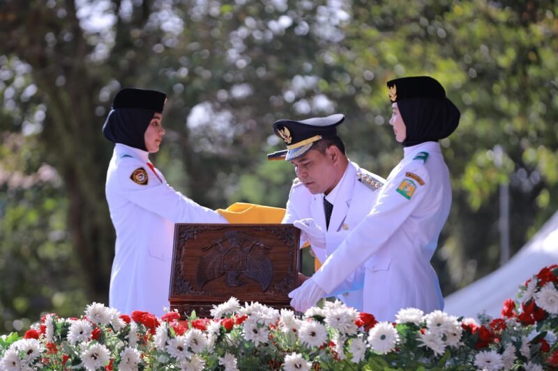 Bupati Aceh Besar Muharram Idris bertindak sebagai Inspektur upacara peringatan detik-detik Kemerdekaan RI Ke-80 di Lapangan Bungoeng Jeumpa, Kota Jantho, Minggu (17/08/2025). FOTO/PROKOPIM PEMKAB ACEH BESAR