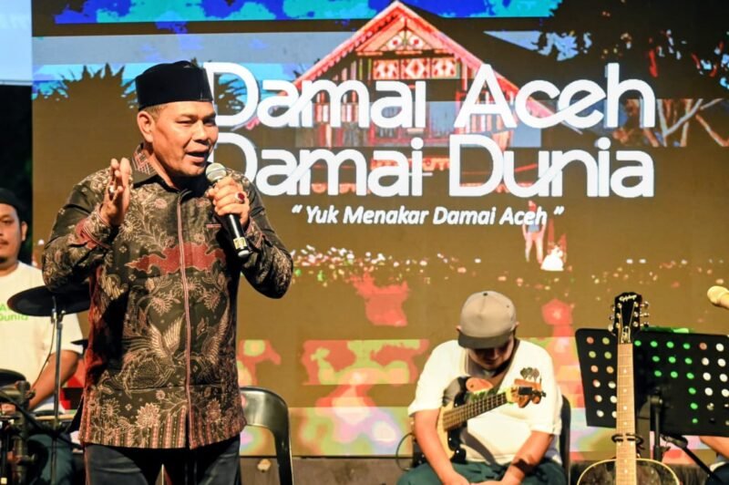Bupati Aceh Besar, H Syech Muharram Idris menyampaikan sambutan dalam acara Pentas Damai Aceh Damai Dunia di Rumah Makan Khas Aceh dan Kupi Blang, Gampong Bineh Blang, Kecamatan Ingin Jaya, Aceh Besar, Sabtu (17/08/2025) malam. FOTO/MC ACEH BESAR