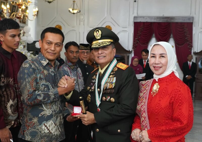 Mayor Jenderal TNI Niko Fahrizal, M.Tr.(Han)., didampingi Ketua Persit Kartika Chandra Kirana Daerah Iskandar Muda, Ny. Eva Niko Fahrizal, menghadiri acara penyerahan Cinderamata kepada keluarga para pahlawan, minggu,(17-08-2025).