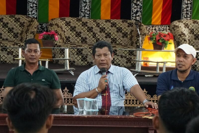 Sekda Aceh Besar Bahrul Jamil SSos MSi, menyampaikan arahannya sekaligus melepas tim PSAB U-17 menuju Piala Soeratin Aceh 2025, di Balai PKK Kota Jantho, Aceh Besar, Minggu (17/8/2025). FOTO/ MC ACEH BESAR