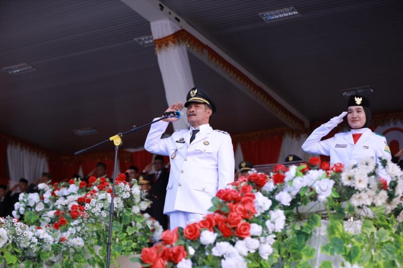 Drs Syukri A Jalil, irup penurunan Merah Putih Hari Ulang Tahun (HUT) ke-80 Kemerdekaan RI di Lapangan Bungoeng Jeumpa, Kota Jantho, Minggu (17/08/2025) sore. FOTO/PROKOPIM PEMKAB ACEH BESAR