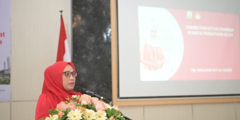 Ketua Dharma Wanita Persatuan (DWP) Aceh, Ny. Malahayati M. Nasir, saat memberikan sambutan pada pertemuan rutin DWP Aceh di Aula DWP Aceh, Banda Aceh, Kamis (21/8/2025).
