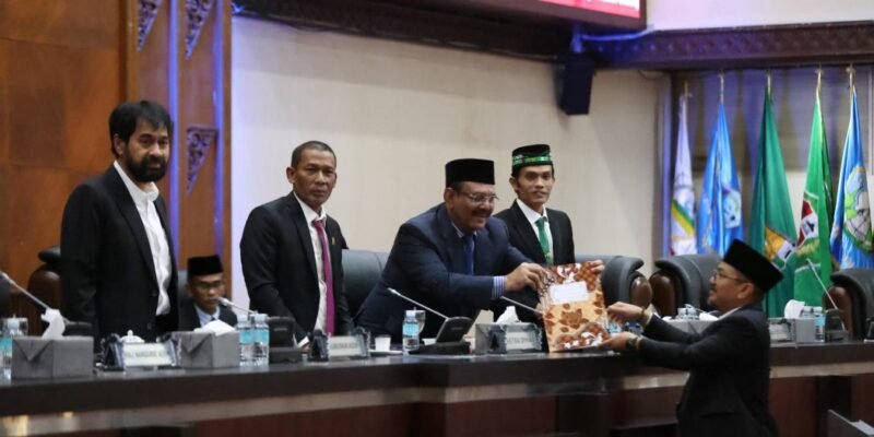 Gubernur Aceh Muzakir Manaf, saat menghadiri Rapat Paripurna DPRA dengan agenda Penyampaian Pendapat Akhir Fraksi-fraksi terhadap Rancangan Qanun Aceh tentang RPJMA Tahun 2025-2029, di Gedung Utama DPRA, Banda Aceh, Kamis (21/8/2025).