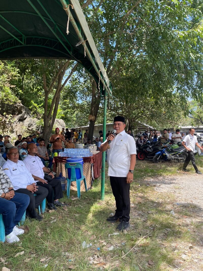 Bupati Syech Muharram, menyampaikan sambutan saat menghadiri Kenduri Gle Raya yang digelar masyarakat Kecamatan Lhoknga di halaman parkir PT SBA, Gampong Mon Ikeun, Kecamatan Lhoknga, Kabupaten Aceh Besar, Rabu (20/8/2025). FOTO/PROKOPIM PEMKAB ACEH BESAR