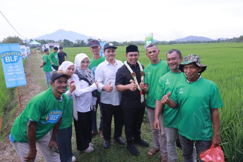 Bupati Aceh Besar H. Muharram Idris foto bersama dengan petani pada kegiatan Gelar Edukasi Kemitraan dan Teknologi – Better Life Farming di Gampong Teureubeh, Kota Jantho, Aceh Besar, Kamis (21/8/2025). FOTO/MC ACEH BESAR