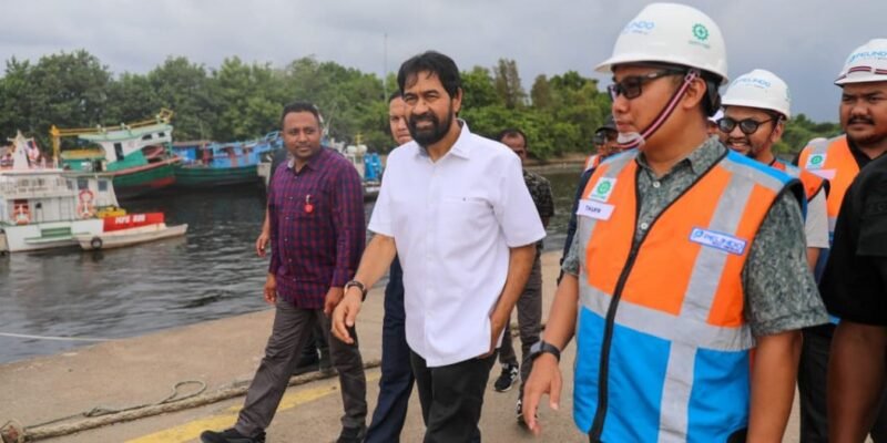Gubernur Aceh Muzakir Manaf saat meninjau Pelabuhan Krueng Geukueh di Gampong Tambon Baroh, Kec. Dewantara, Kab. Aceh Utara, Jum'at (22/8/2025).