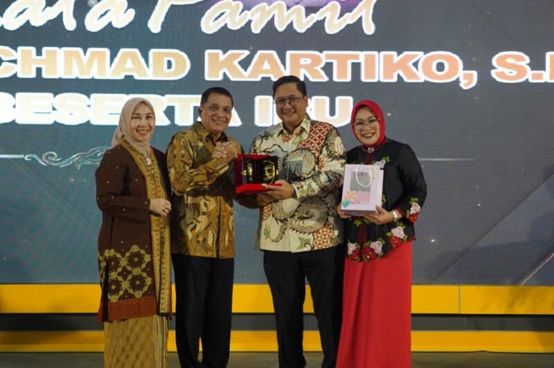 Mayor Jenderal TNI Niko Fahrizal, M.Tr(Han)., bersama Ketua Persit Kartika Chandra Kirana Daerah Iskandar Muda Ny. Eva Niko Fahrizal menghadiri acara Malam Kenal Pamit Kepala Kepolisian Daerah (Kapolda) Aceh dari Irjen Pol. Dr. Achmad Kartiko, S.I.K., M.H., kepada Brigjen Pol. Drs. Marzuki Ali Basyah, M.M., yang berlangsung di Aula Meuligoe, Mapolda Aceh pada Sabtu (23/08/2025)