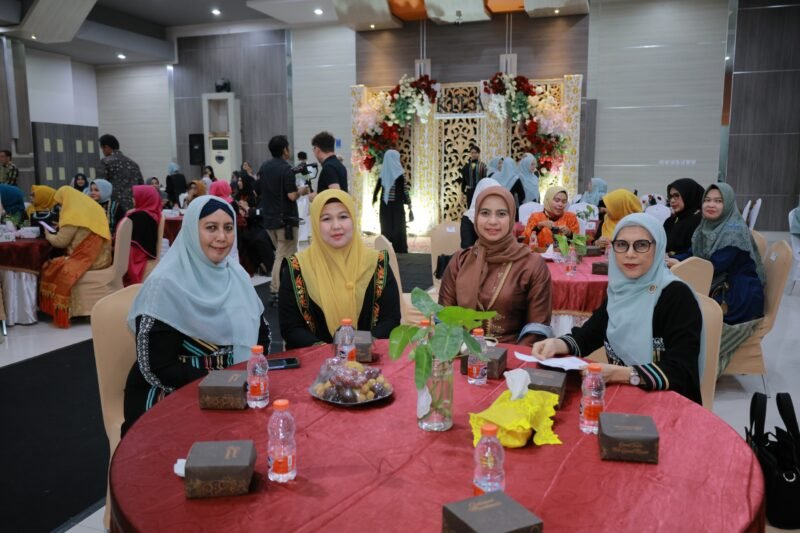 Ketua Dekranasda Aceh Besar, Hj. Rita Mayasari, menghadiri peluncuran KPEA dan Lomba Fashion Desain di Aula Balai Kota Banda Aceh, Sabtu (23/8/2025). FOTO/MC ACEH BESAR