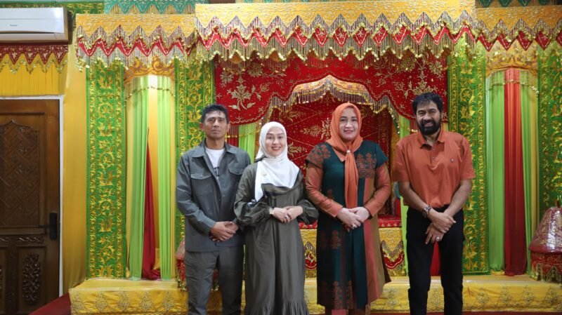 Brigjen Pol Drs. Marzuki Ali Basyah, melakukan silaturahmi dengan Gubernur Aceh, Muzakir Manaf atau yang akrab disapa Mualem, di Pendopo Gubernur Aceh, Kota Banda Aceh, Minggu, (24/08/2025).