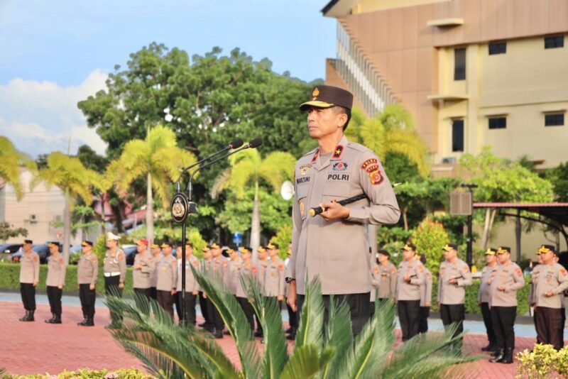 Brigjen Pol Drs. Marzuki Ali Basyah, memimpin apel perdana usai resmi menjabat di Lapangan Apel Polda Aceh, Senin, 25/08/2025.