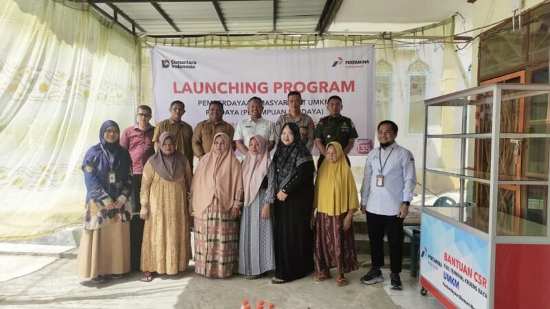 Plt Kepala Diskopukmdag Aceh Besar, Drs. Sulaimi, M.Si, foto bersama pada Launching Program Pemberdayaan Masyarakat UMKM Peudaya (Perempuan Berdaya) program CSR PT. Pertamina Patra Niaga Fuel Terminal Krueng Raya, di Desa Meunasah Mon, Kecamatan Mesjid Raya, Aceh Besar, Selasa (26/8/2025). FOTO/MC ACEH BESAR