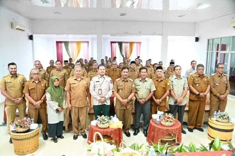 Wakil Bupati Aceh Besar Drs H Syukri A Jalil foto bersama seusai pembukaan acara Bintek Jitupasna Rencana dan Rehabikitasi serta Rekonstruksi Paska Bencana Aceh Besar di Gedung Dekranasda, Gampong Gani, Kecamatan Ingin Jaya, Aceh Besar, Selasa (26/08/2025). FOTO/MC ACEH BESAR