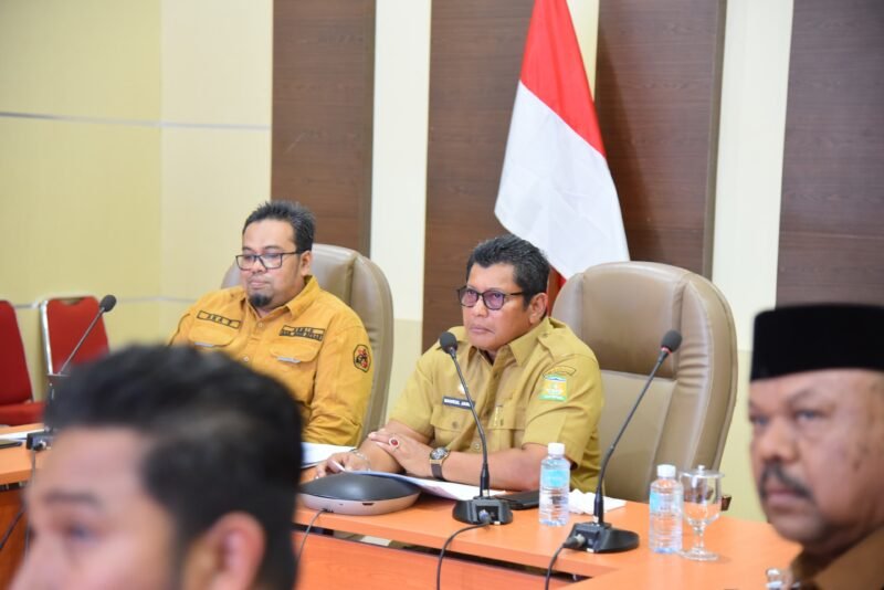 Sekda Aceh Besar Bahrul Jamil S.Sos, MSi memimpin rapat Persiapan pemenuhan Permintaan Dokumen KPK RI di Aula Drs Sanusi Wahab Kantor Bupati Aceh Besar, Kota Jantho, Selasa (26/08/2025).
FOTO/MC ACEH BESAR