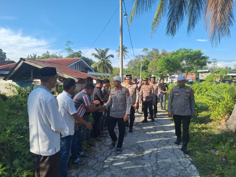 Brigjen Pol Marzuki didampingi Kapolres Pidie AKBP Jaka Mulyana, SIK, MIK, melayat ke rumah duka almarhumah Ita Mustika, istri dari Aipda Iswadi, S.H., personel Satlantas Polres Pidie. Kunjungan tersebut berlangsung di Gampong Dayah Bubue, Kecamatan Peukan Baro, Kabupaten Pidie, Rabu pagi (27/8/2025).