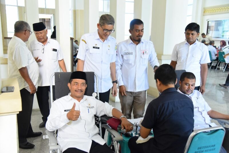 Wakil Bupati Aceh Besar Drs Syukri sedang donor darah di Kantor Bupati Aceh Besar, Rabu (27/8/2025).
FOTO/MC ACEH BESAR
