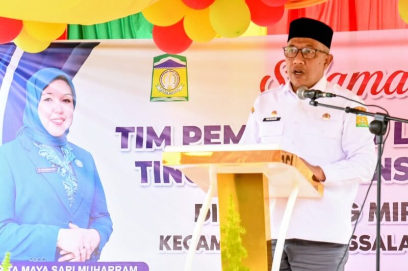 Asisten I Pemkab Aceh Besar Farhan AP memberi sambutan pada acara Pembinaan Lomba Gammawar Tingkat Prov Aceh Tahun 2025 di Gampong Miruek Lamreudeup, Kecamatan Baitussalam, Aceh Besar, Rabu (27/08/2025). FOTO/MC ACEH BESAR
