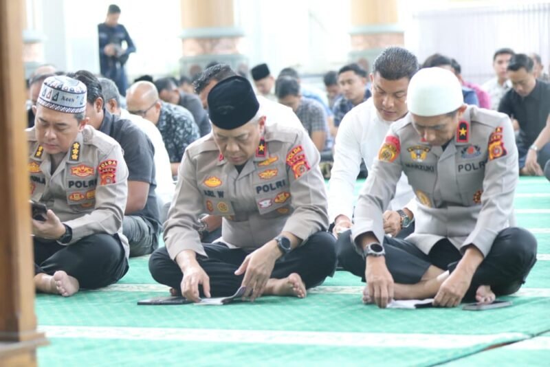 Brigjen Pol Marzuki Ali Basyah dan Wakapolda Brigjen Pol Ari Wahyu Widodo di Masjid Babuttaawa Polda Aceh, Kamis,28-08-2025.