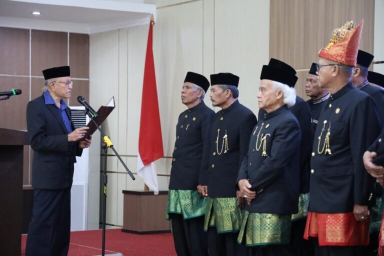 Paduka Yang Mulia Tgk. Malik Mahmud Al Haythar, secara resmi mengukuhkan kepengurusan Majelis Adat Aceh (MAA) Pengganti Antar Waktu (PAW) periode 2021–2026, Kamis (28/08/2025).