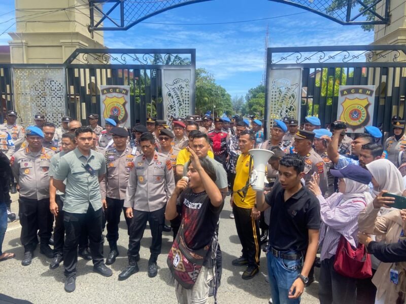 Brigjen Pol Drs. Marzuki Ali Basyah, M.M., menyampaikan apresiasi kepada mahasiswa yang tergabung dalam Gerakan Solidaritas Rakyat Aceh karena telah menyampaikan aspirasi secara tertib dan damai di depan Mapolda Aceh, Jumat, (29/08/2025).