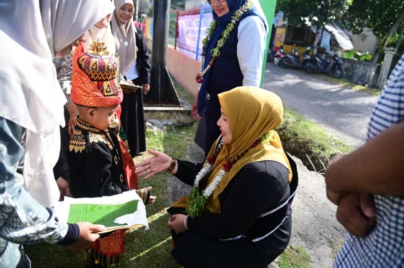 Bunda PAUD Aceh Besar Hj. Rita Mayasari didampingi Ketua DWP Aceh Besar Nurbaiti foto bersama dengan guru TK Negeri Pembina Lhoknga, Kemukiman Lamlhom, Kecamatan Lhoknga, Aceh Besar, Sabtu (30/8/2025) pagi.
FOTO/MC ACEH BESAR