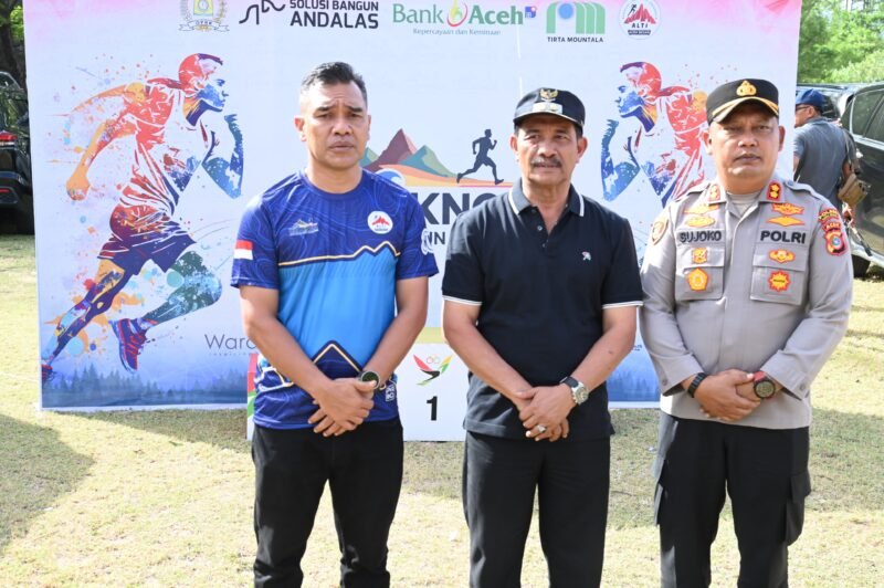 Wakil Bupati Aceh Besar bersama Kapolres Aceh Besar dan Ketua DPRK Aceh Besar menyampaikan imbauan kepada masyarakat untuk menjaga keamanan dan ketertiban selama penyampaian aspirasi, bertempat Pantai tebing Lampuuk, Minggu (31/08/2025). FOTO/MC ACEH BESAR.