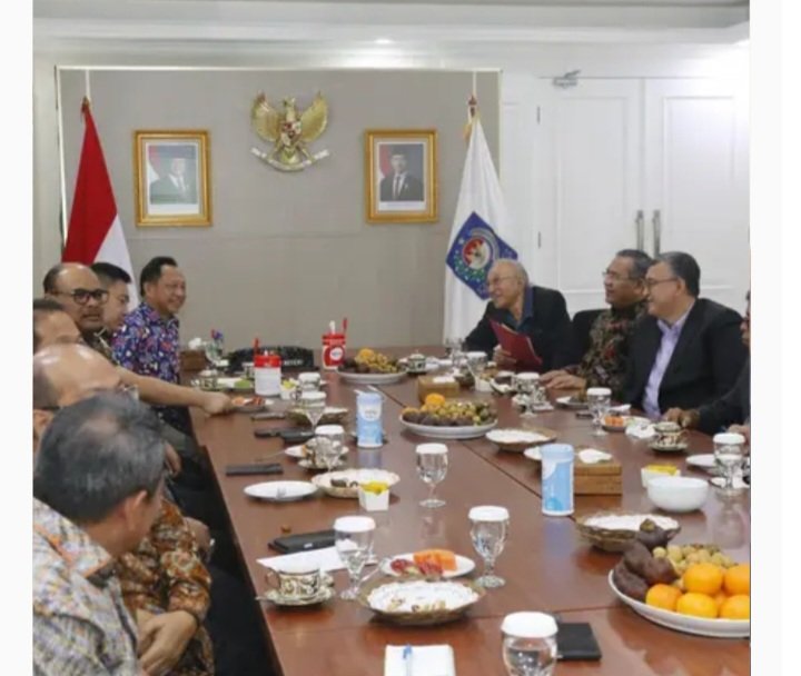 Muhammad Tito Karnavian menerima kunjungan silaturahmi Wali Nanggroe Aceh Paduka Yang Mulia (PYM) Teungku Malik Mahmud Al Haythar di Kediaman Dinas Mendagri, Jakarta, Sabtu siang (12/7/2025).
