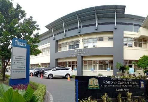 Kegiatan ini berlangsung selama tiga hari, 30 Juli–1 Agustus 2025, dan dibuka secara resmi oleh Direktur RSUDZA, dr. Isra Firmansyah, Sp.A, Ph.D, bersama Sekretaris Dinas Kesehatan Aceh, Ferdiyus, SKM, M.Kes, di Ruang Multazam 2. Jum'at(01-08-2025).