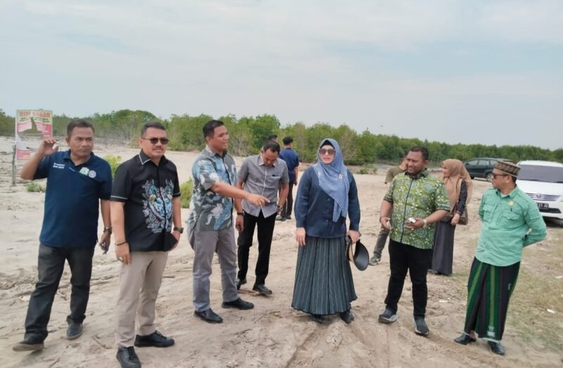 rombongan komisi VI DPRA disambut oleh Datok Penghulu Kampung Alur Nunang, Syaiful, Mukim Teulaga Meuku dan warga setempat, Kamis (26-06-2025).
