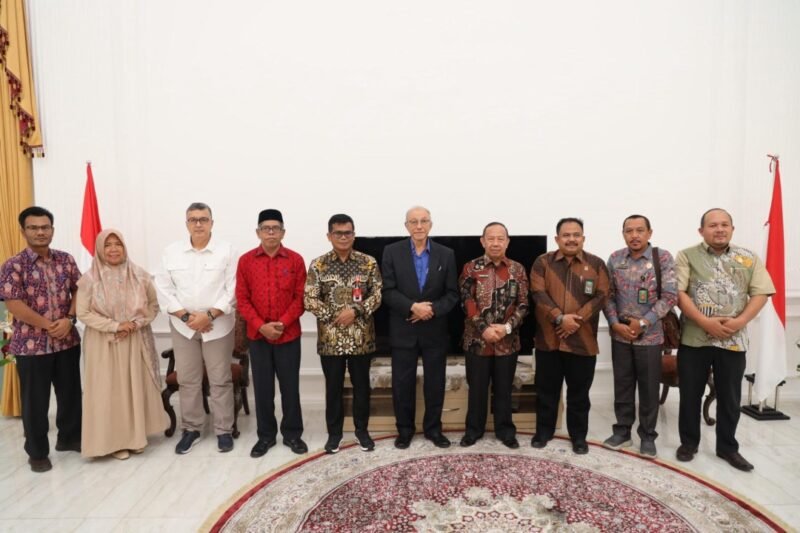 menerima kunjungan silaturahmi Dr. Zulkifli Yus, M.H., Ketua Mahkamah Syariah Aceh yang baru dilantik, bersama tiga hakim tinggi dan tiga orang dari Sekretariat Mahkamah Syariah, di Meuligoe Wali Nanggroe, Kamis, (03/07/2025).