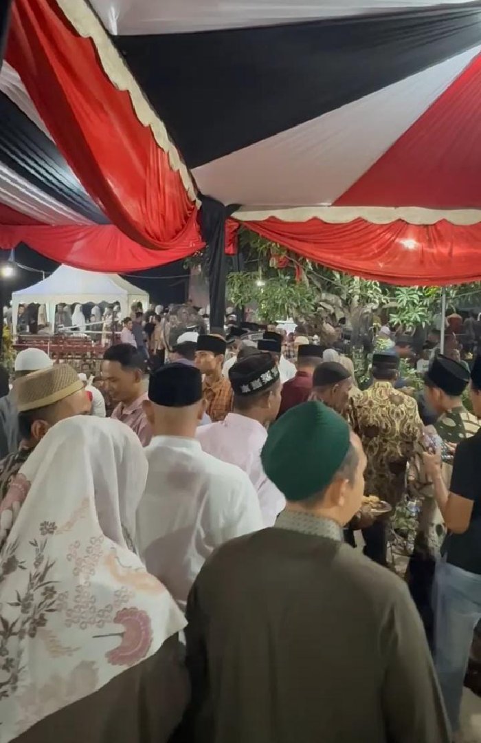 Iskandar Usman Al-Farlaky, pada malam ke-6 takziah atas wafatnya ibunda tercinta, Ramlah Binti Basyah (71 tahun), di Gampong Blang Bitra, Kecamatan Peureulak, Jumat malam (25-07-2025).