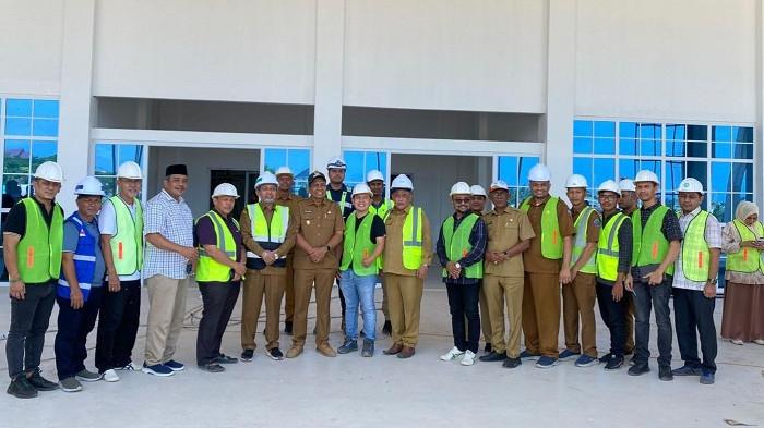 bersama dengan Bupati Pijay dan unsur dinas terkait pada gedung utama arena MTQ Aceh ke 37 di Komplek perkantoran Bupati Pijay, Kamis (7/8/2025) 