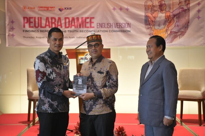 M. Nasir, secara resmi membuka peluncuran versi bahasa Inggris buku Peularaa Damee, yang disusun oleh Komisi Kebenaran dan Rekonsiliasi (KKR) Aceh bekerja sama dengan Asia Justice and Rights